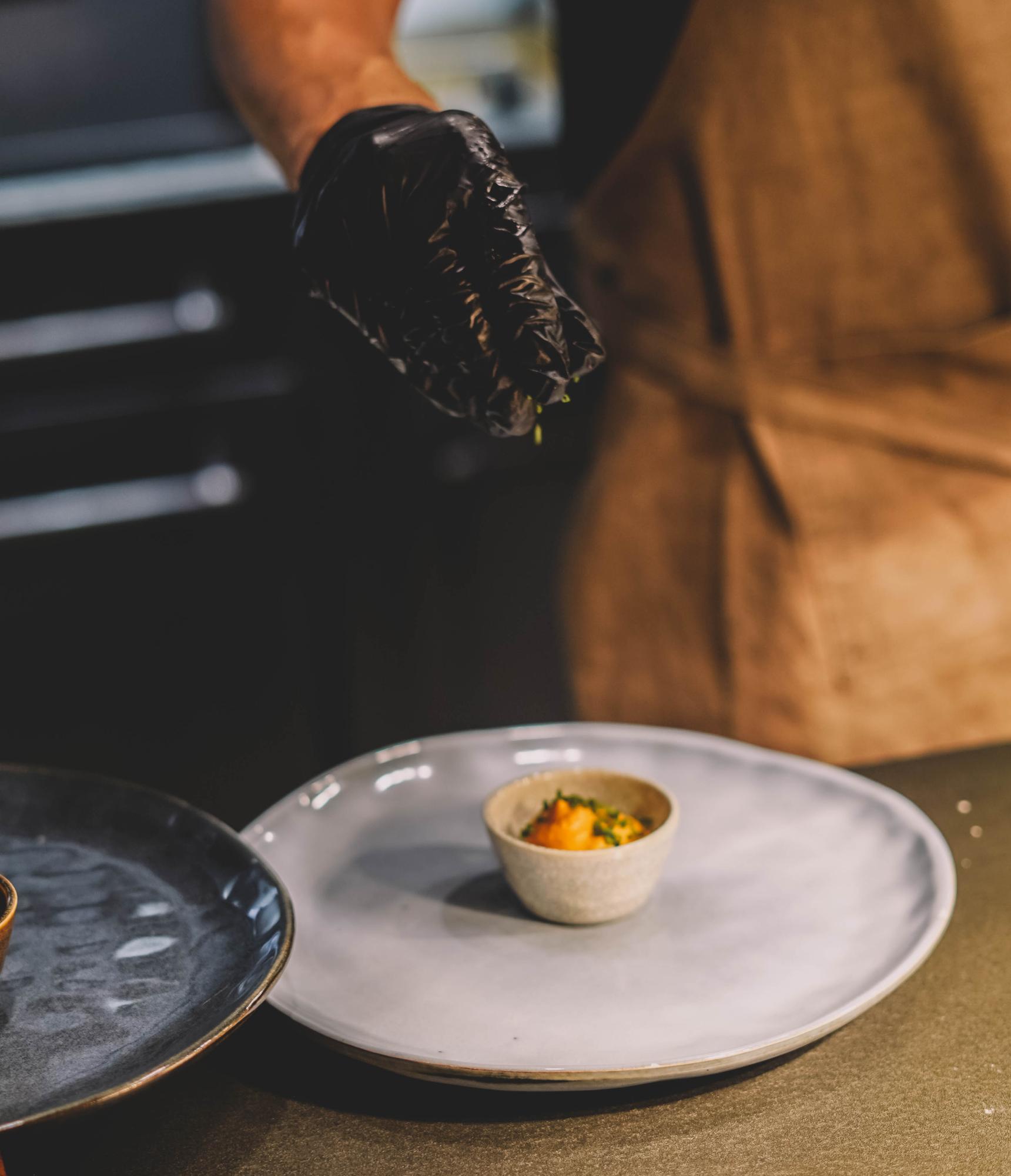 Chef przygotowujący danie degustacyjne